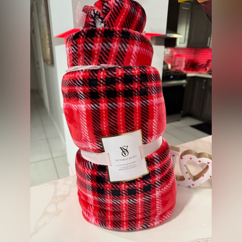 Victoria secret luxury plush red blanket New retail $69 -50x60